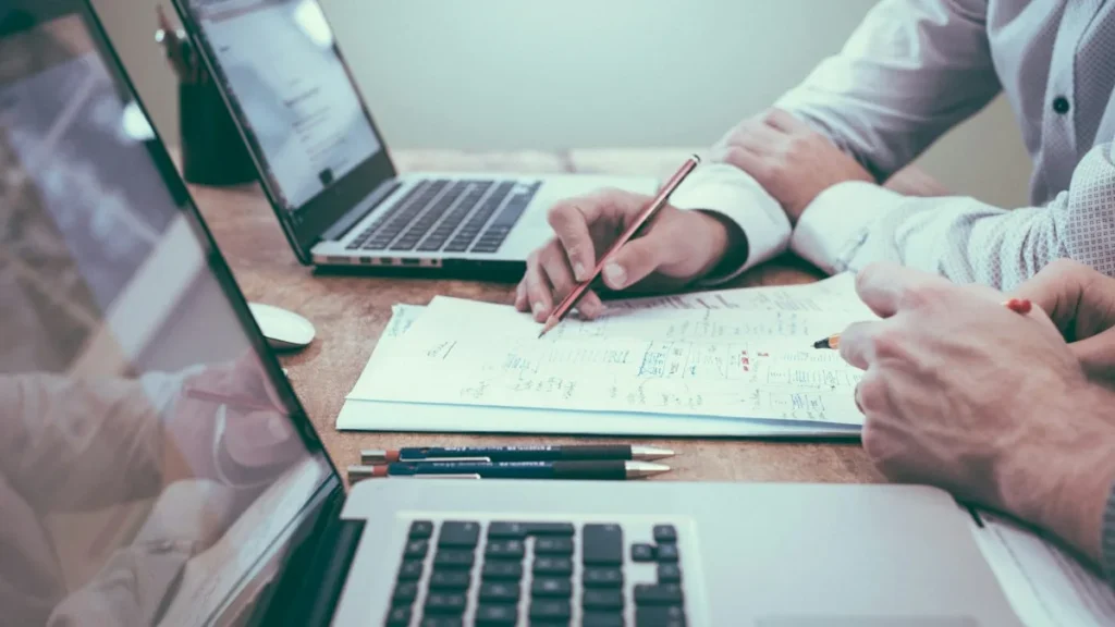 Emissão de certidão de regularidade fiscal e conferência de cadastro em computador