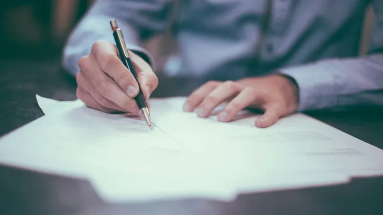 Assinatura de documento contratual e conferência de verbas rescisórias trabalhistas