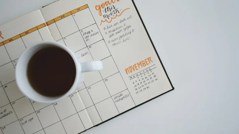 Calendário mensal sobre mesa planejando período de descanso de férias remuneradas