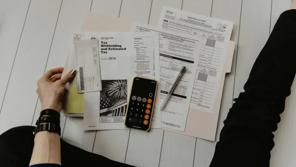 Calculadora financeira e demonstrativo de folha de pagamento sobre mesa de escritório