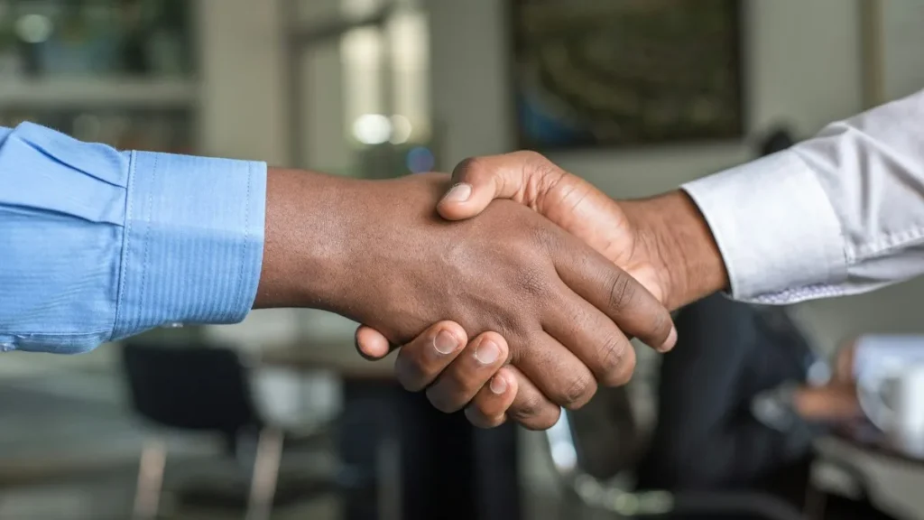 Profissionais no ambiente de trabalho formal representando direito ao abono salarial anual