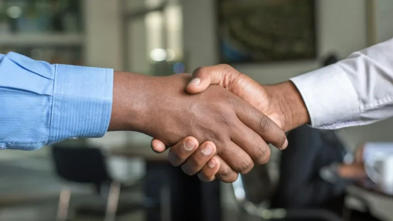 Profissionais no ambiente de trabalho formal representando direito ao abono salarial anual