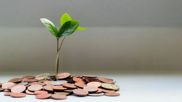 Moedas e reserva financeira representando saldo acumulado do Fundo de Garantia